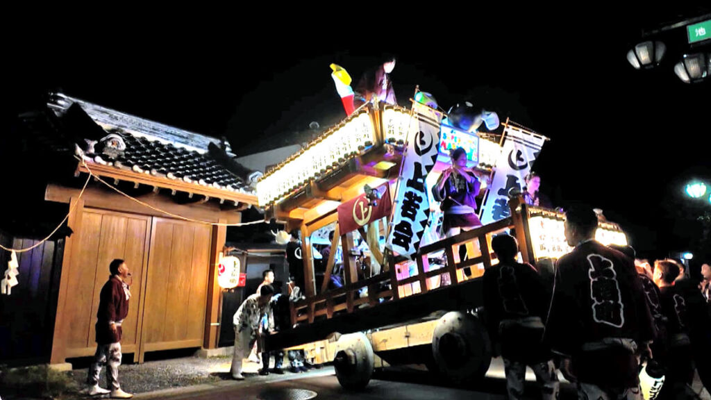 真壁祇園祭。上宿町山車、稲葉米屋前リフト