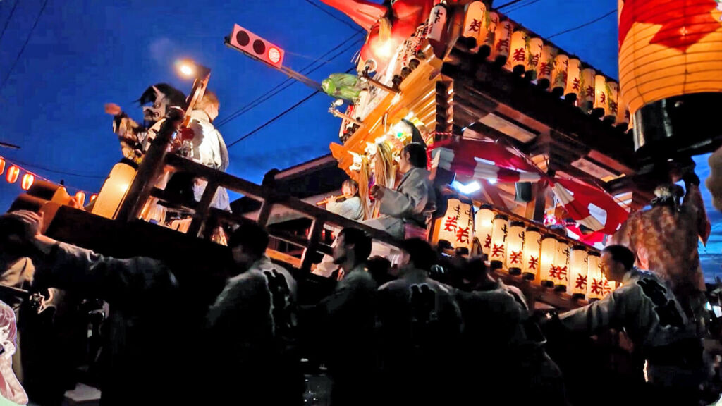 真壁祇園祭。迫力ある仲町の山車リフト回転